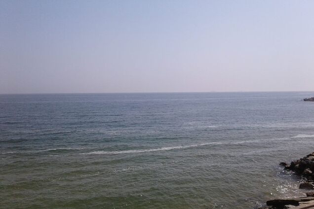 В Одессе побережье покрылось подозрительной пеной