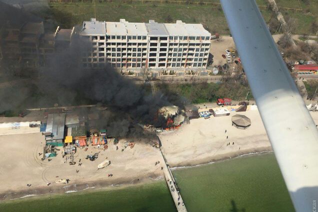 В Одессе у моря вспыхнул ресторан: жуткие фото и видео