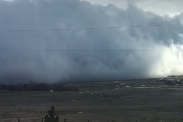 В Канаде город утонул в цунами из облаков: впечатляющее видео