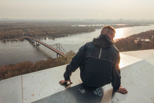 20 екстремалів залізли на Арку Дружби народів: яскраві фото та відео