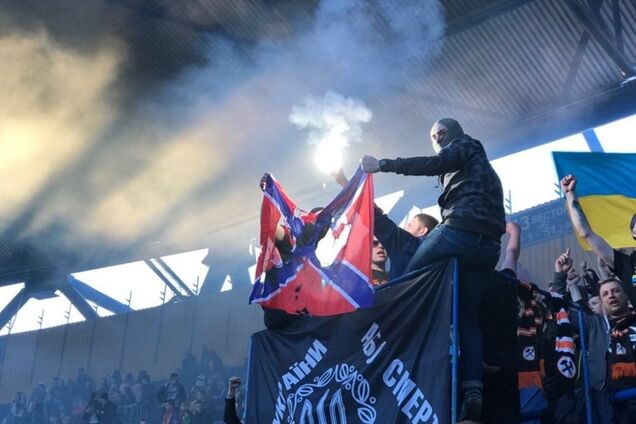 Фанати 'Шахтаря' на матчі з 'Динамо' спалили прапор 'Новоросії'