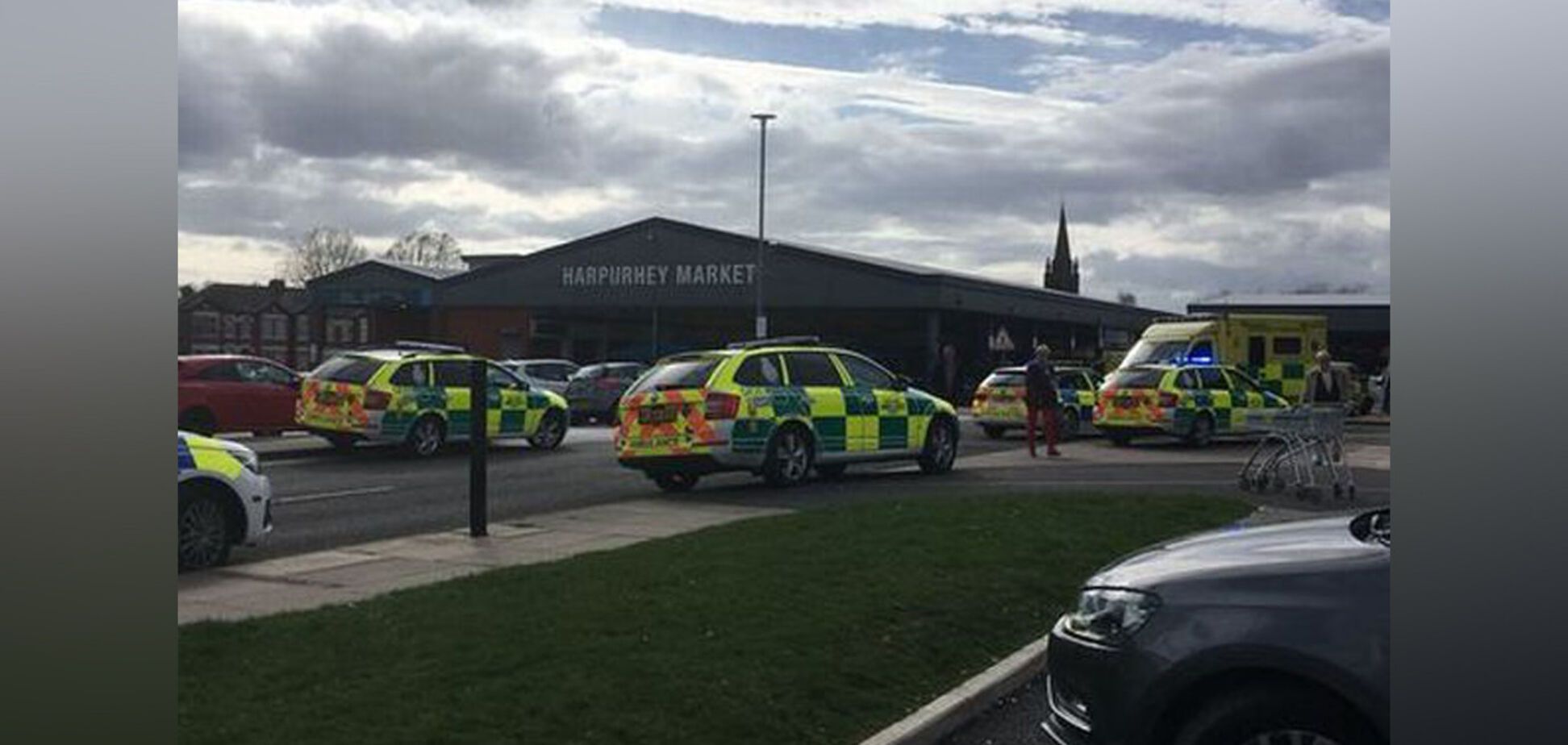 В Манчестере авто врезалось в толпу у торгового центра: есть раненые