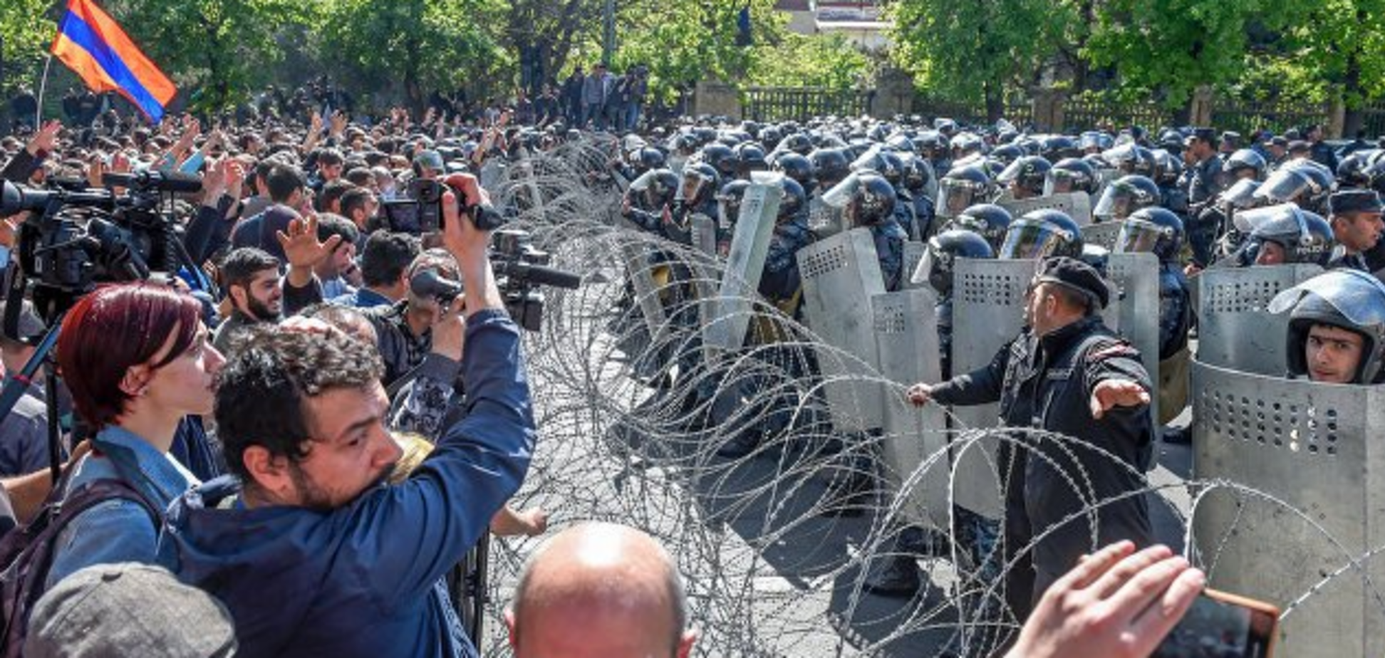 Массовые беспорядки и раненые: в Ереване тысячи людей вышли на 'майдан'