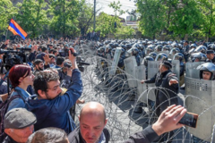 Масові заворушення і поранені: в Єревані тисячі людей вийшли на 'майдан'
