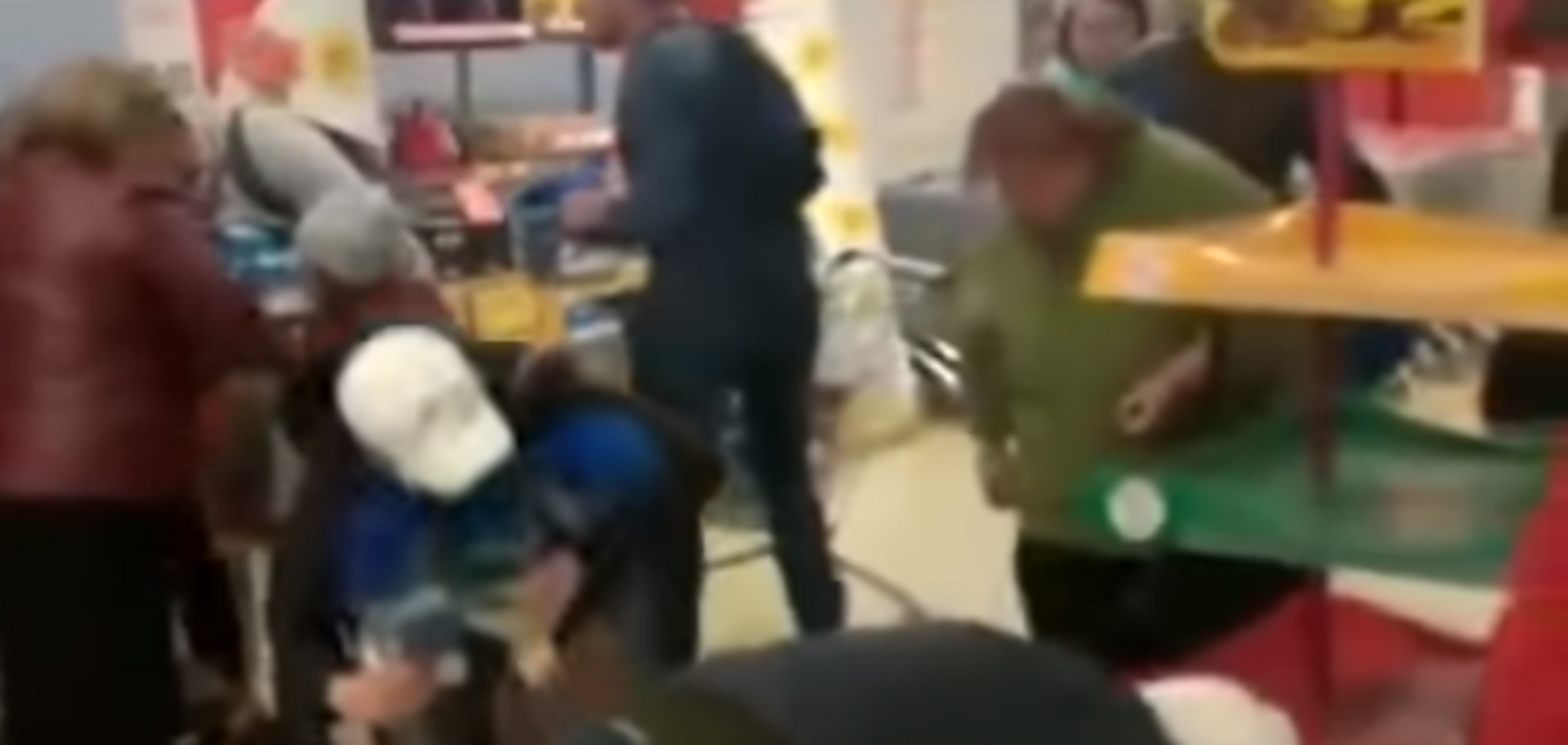 Росіяни влаштували жорстку бійку в магазині через іграшки: відеофакт