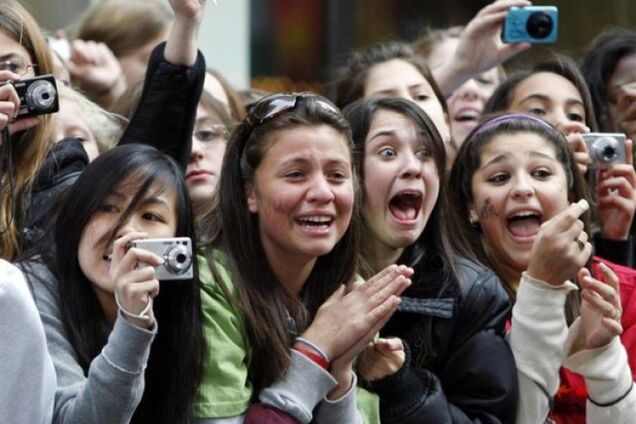 На українського співака в аеропорту накинулися малолітні фанати