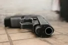 пистолет на полу