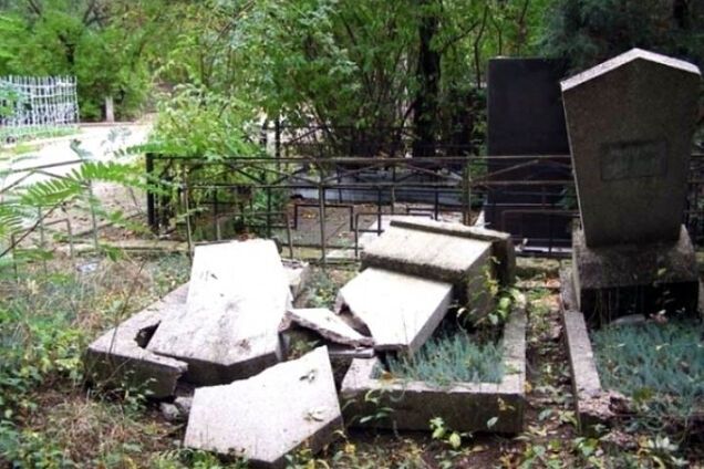 Дівчинку вбило могильною плитою на кладовищі під Одесою
