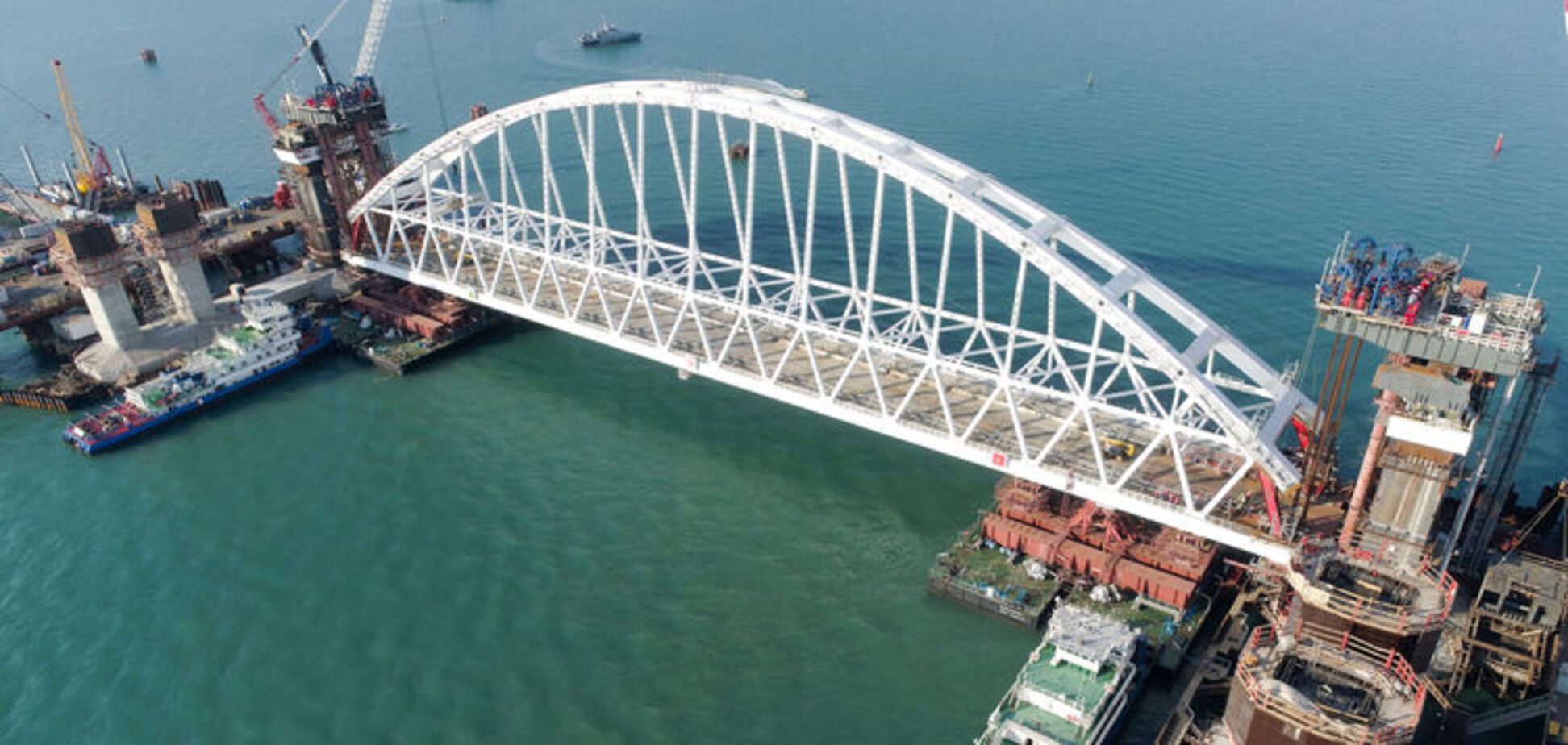 'Власти' Крыма 'подарили' России скандальную косу