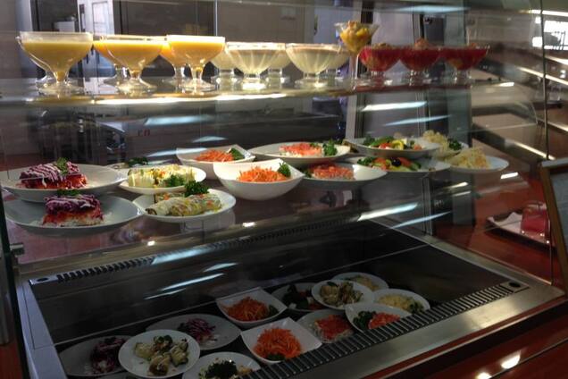 Подають біфштекс і котлети: в київському метро знайшли секретну столову