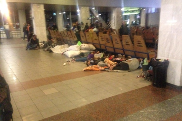 'Вонь и блохи': на киевском вокзале ромы устроили 'гадюшник'