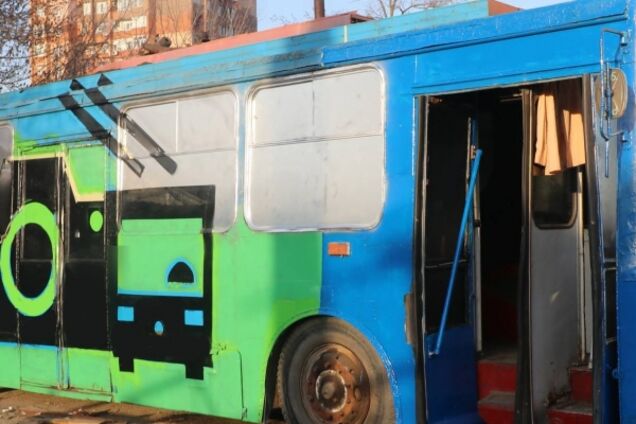 Тролейбус перетворили на гігантський фотоапарат в Маріуполі