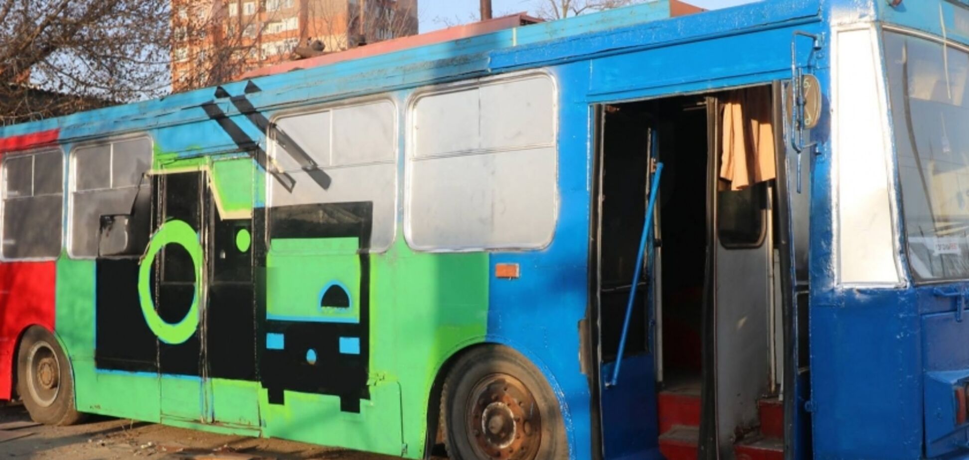 Тролейбус перетворили на гігантський фотоапарат в Маріуполі