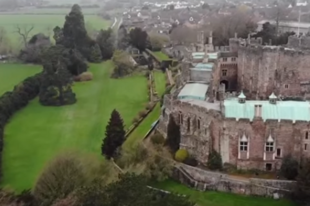 'Боже мой, что это?!' В старинном замке Англии дрон заснял всадника-призрака. Видеофакт