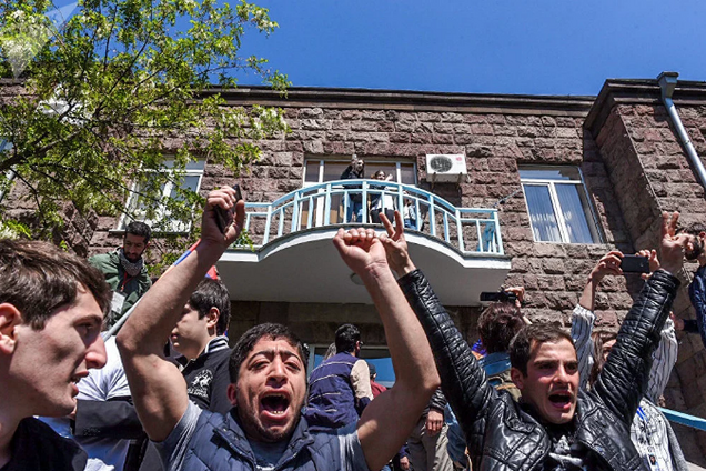 У Вірменії почалася 'оксамитова' революція: всі подробиці
