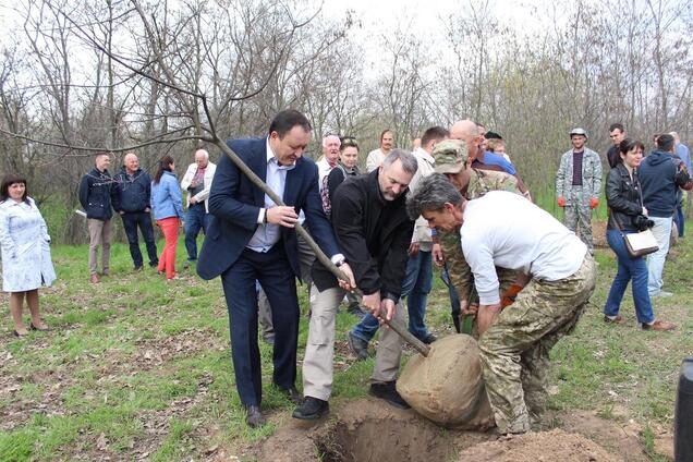 На Хортице высадили аллею 'священных' дубов 