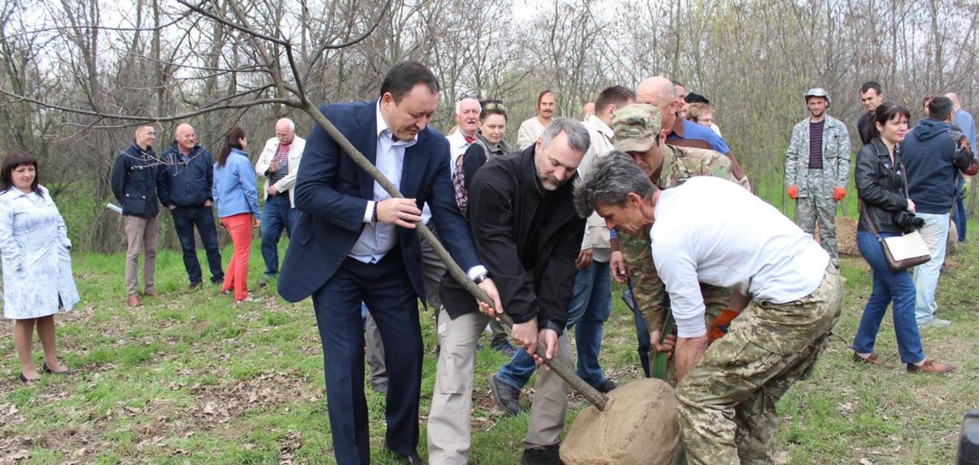 На Хортице высадили аллею 'священных' дубов