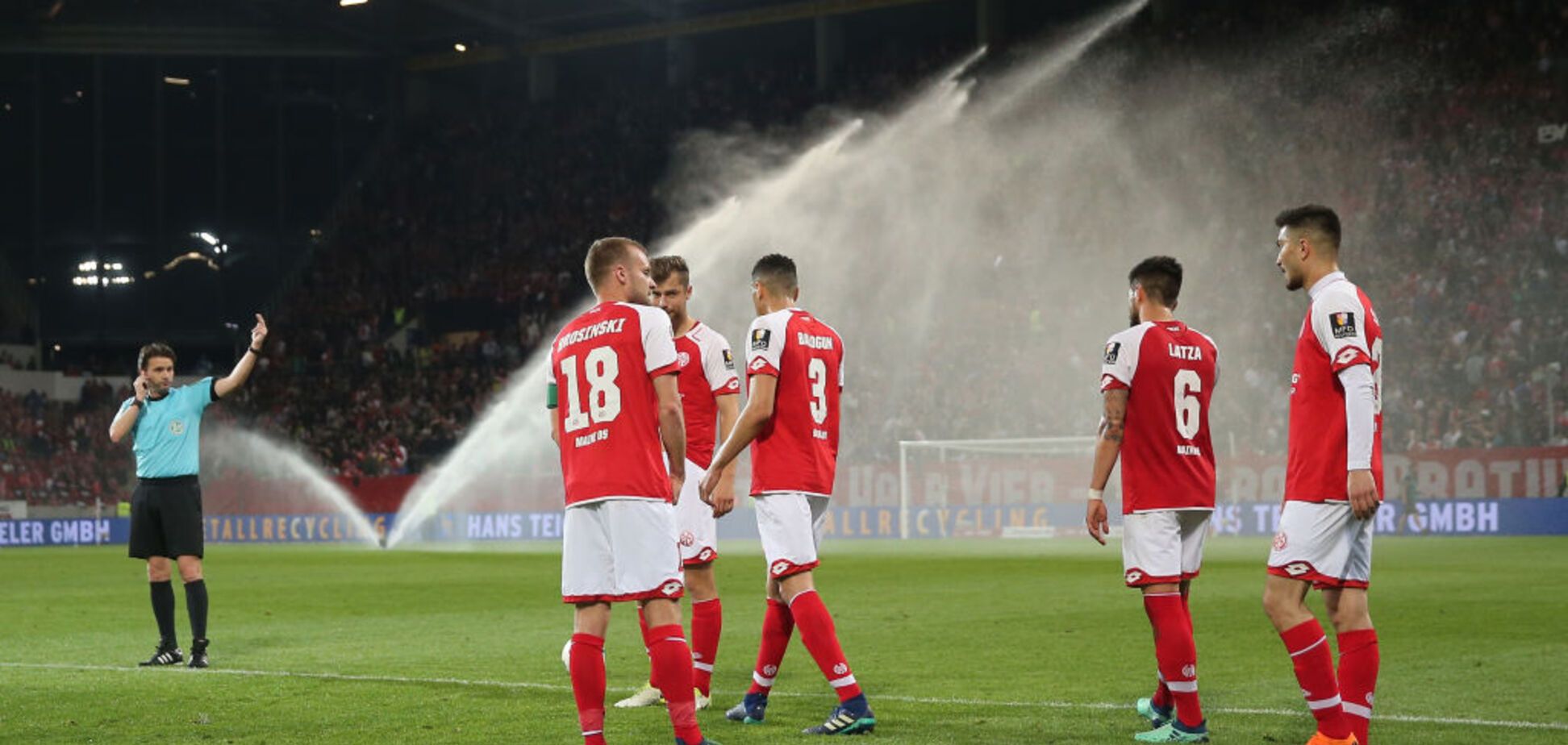 Такого ще не було: у Німеччині суддя призначив пенальті у перерві матчу - відео курйозу