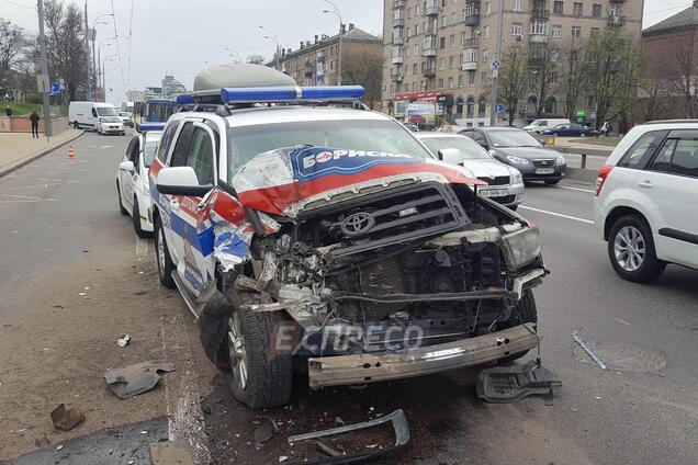 В Киеве скорая помощь врезалась в маршрутку с пассажирами