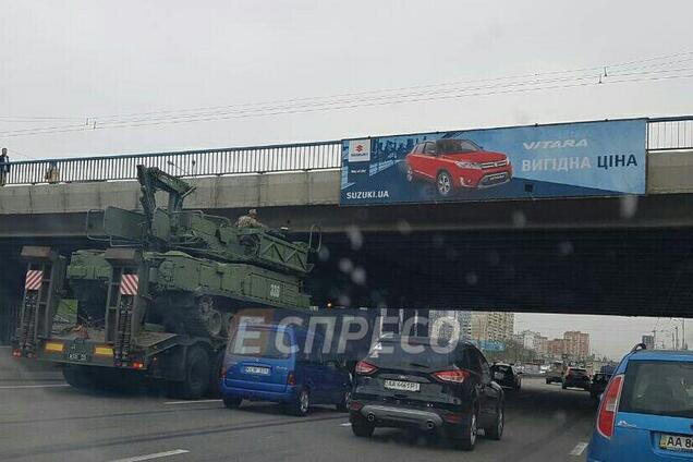 В Киеве военный грузовик застрял под мостом: образовалась пробка