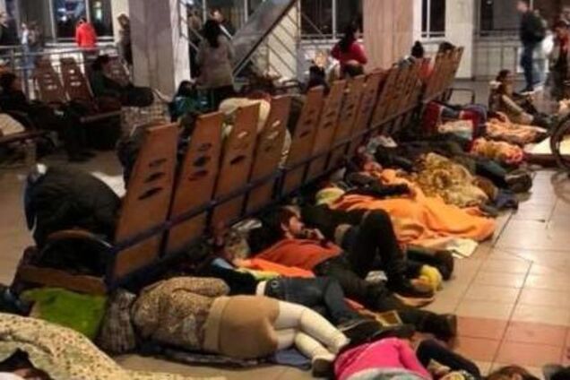 На ж/д вокзалі отаборилося кілька сотень ромів. Де поліція?