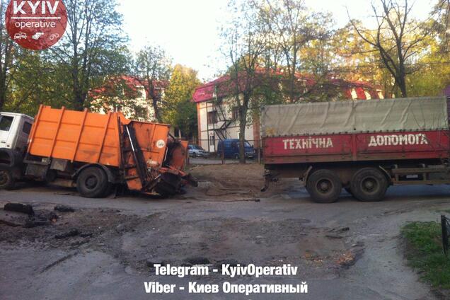 'Думаете, видели все?' В Киеве мусоровоз ушел под землю