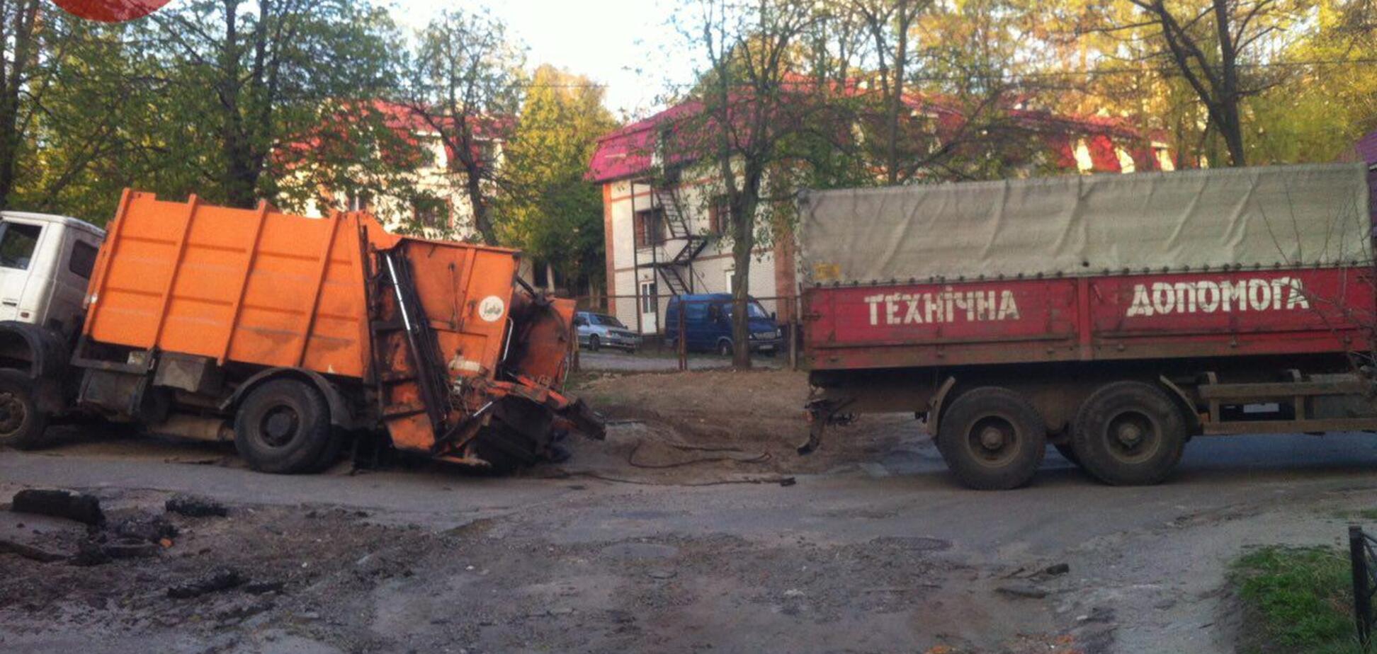 'Думаете, видели все?' В Киеве мусоровоз ушел под землю