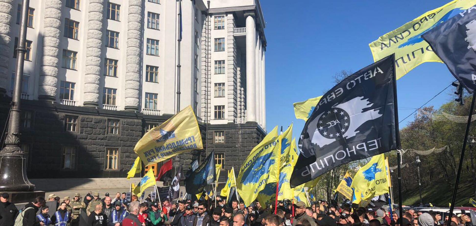 Активисты потребовали от Гройсмана не допустить повышения цен на бензин и ДТ