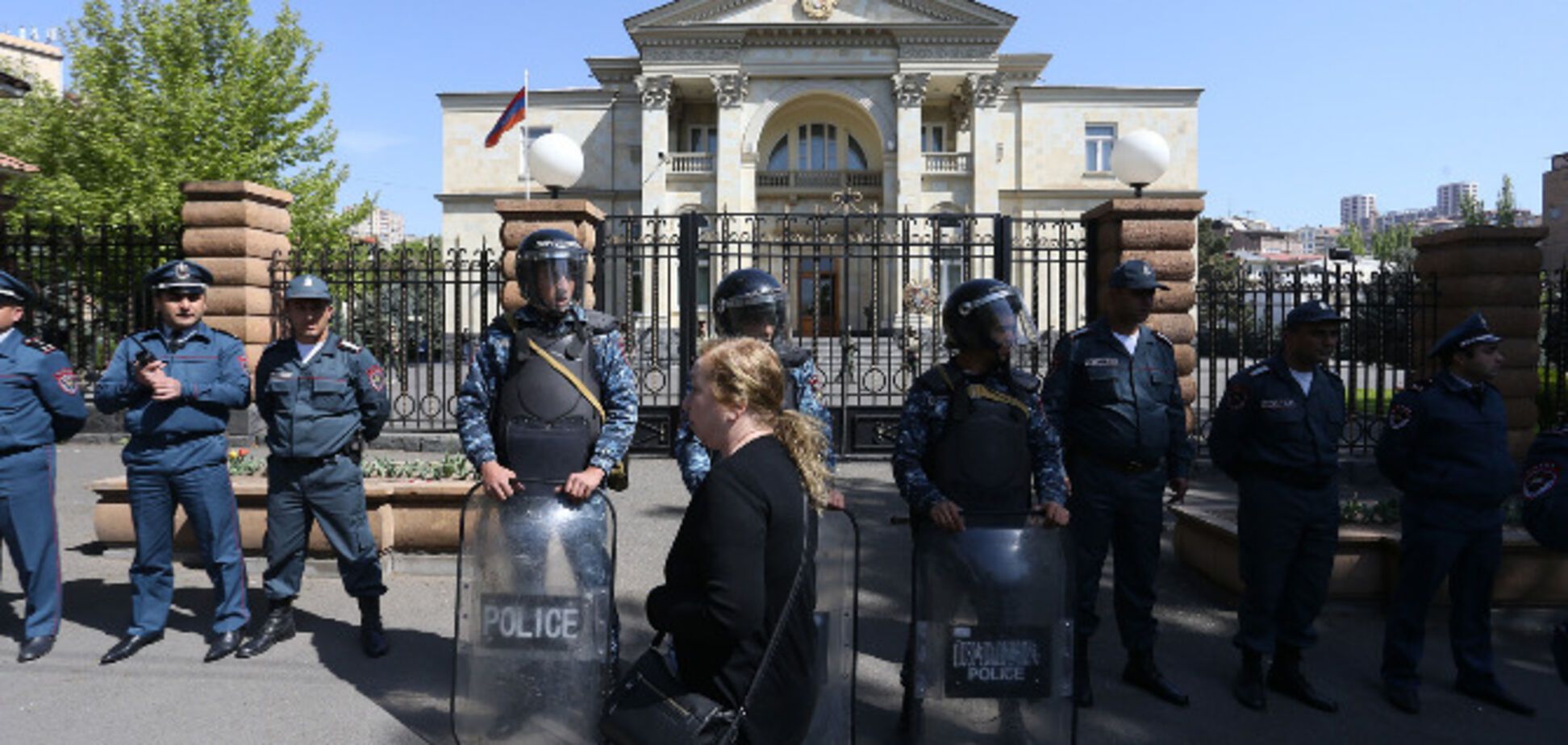 'Бархатная' революция в Армении: протестующие прорвались к резиденции премьера