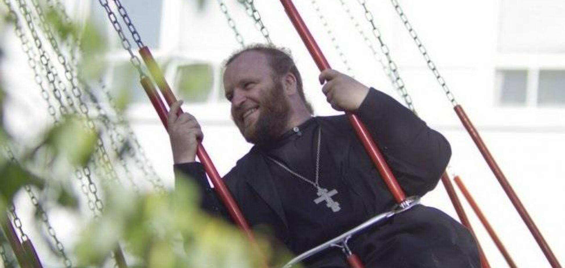 'Карты, деньги, три попа': украинцев шокировало фото священников у лотереи