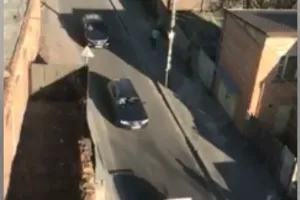 "Хто всі ці люди?" У Києві розгорілася суперечка через знака на дорозі