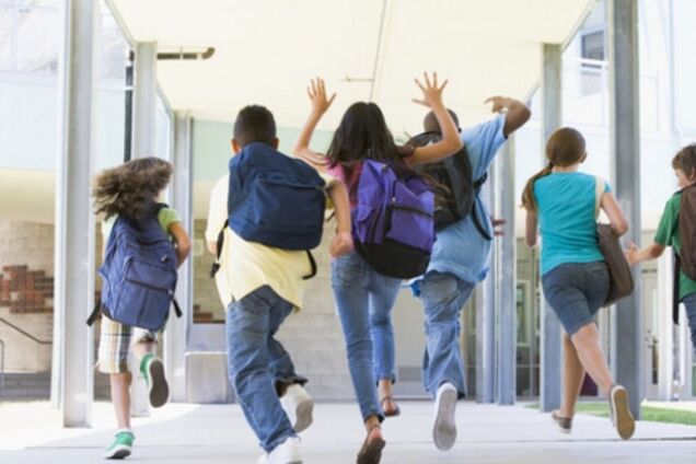 'Превращают в тюрьму': в Киеве детям запретили покидать школу