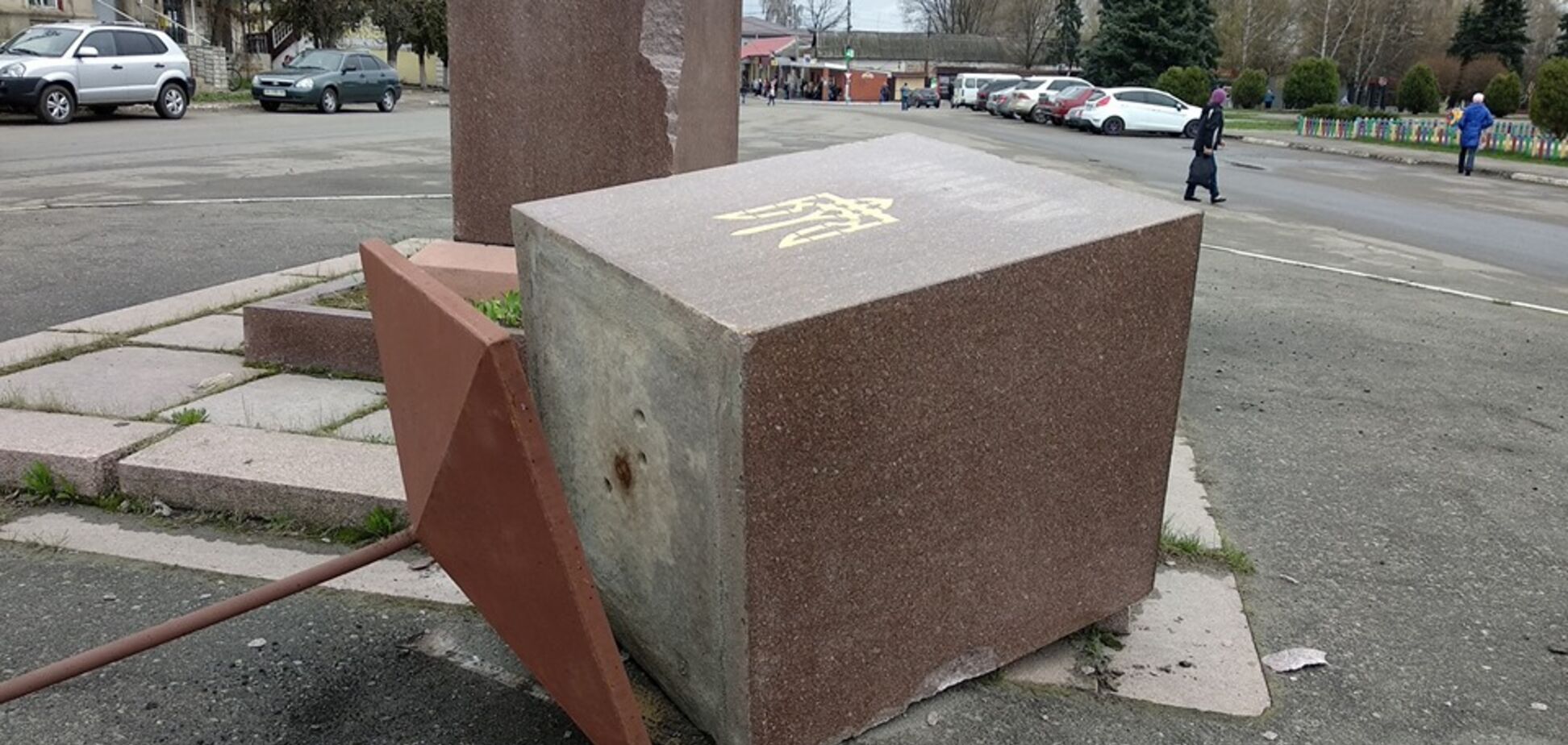 'Для ОРТ знімали': під Харковом трактором знесли прапор України