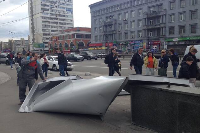 В Киеве конструкция нового ТЦ рухнула на женщину: опубликованы фото