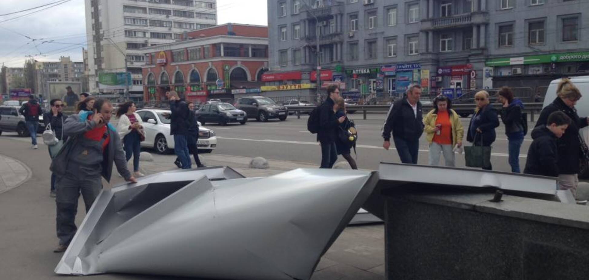 В Киеве конструкция нового ТЦ рухнула на женщину: опубликованы фото