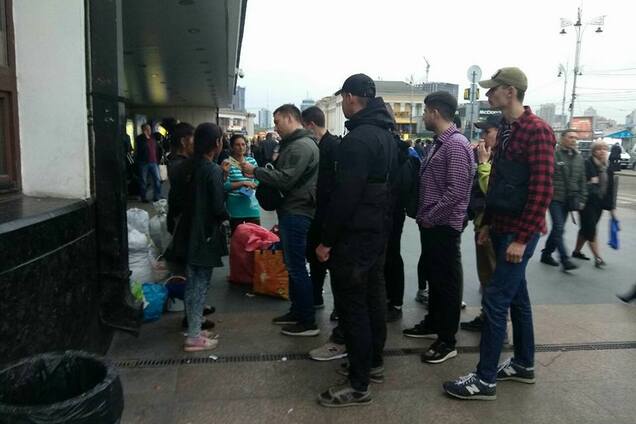 'Прекратите бухать!' В Киеве националисты объявили 'войну' ромам на ж/д вокзале