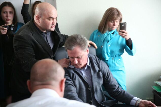 Под Киевом разъяренные жители устроили 'темную' главврачу больницы