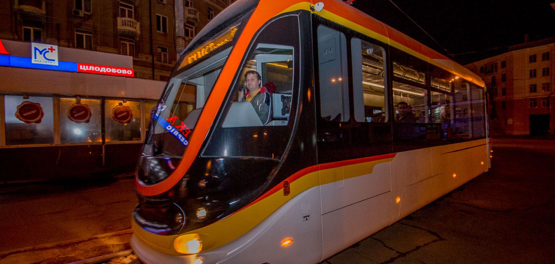 С кондиционерами и Wi-Fi: в Днепре испытали новый трамвай