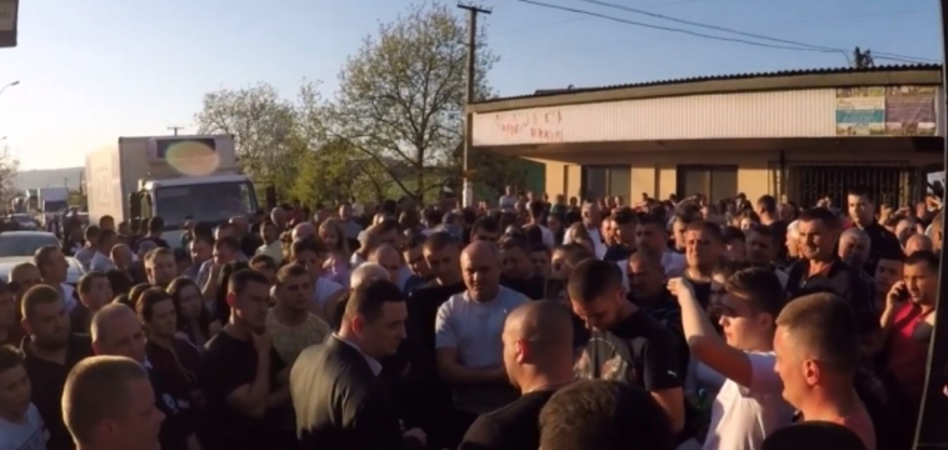 'Маньяк, а не ребенок': на Закарпатье хотели устроить самосуд из-за убийства подростка