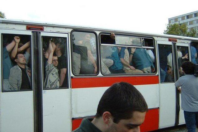 'Хавало закрой!' В Харькове девушка избила пассажиров троллейбуса