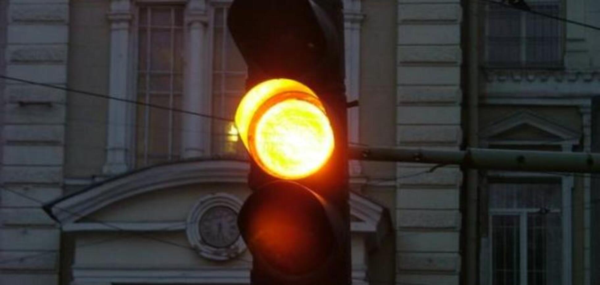 Отмена желтого сигнала светофора: эксперт пояснил последствия для Украины