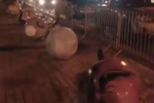 Ураганный ветер повалил писанки на Софийской площади