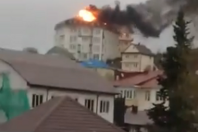 У Сочі горіла житлова п'ятиповерхівка: відео бурхливого пожежі