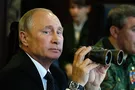 Путин с биноклем