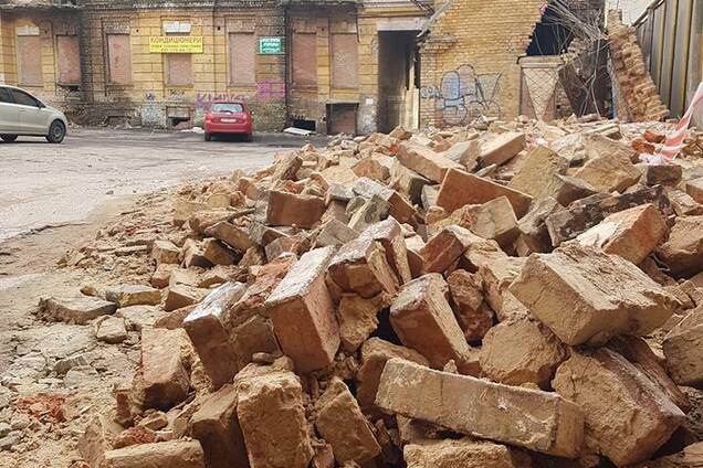 У Києві біля будинку Сікорського зруйнувалася стіна