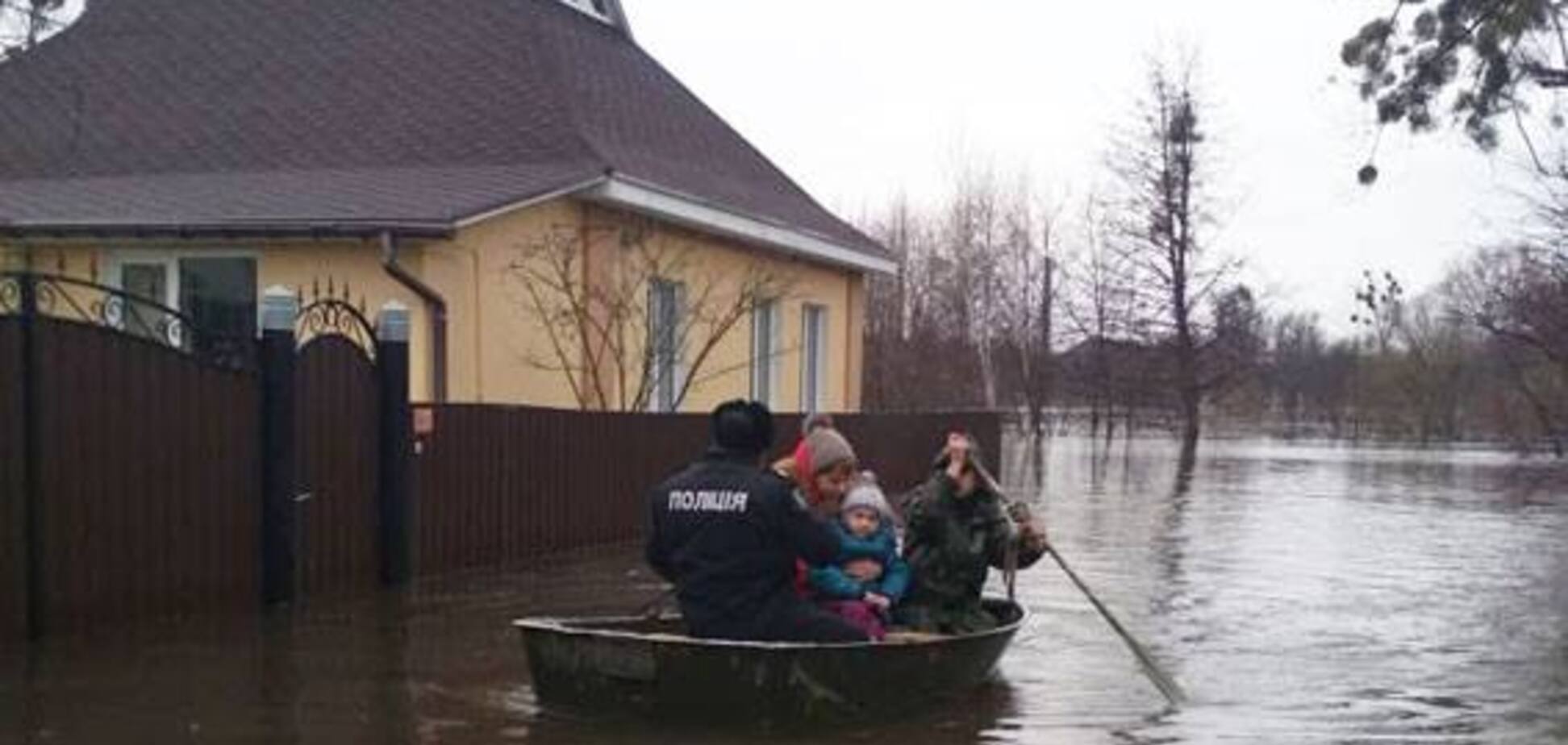 Рятують на човнах: на Україну обрушилося стихійне лихо