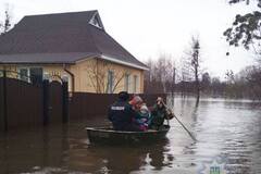 Спасают на лодках: на Украину обрушилось стихийное бедствие