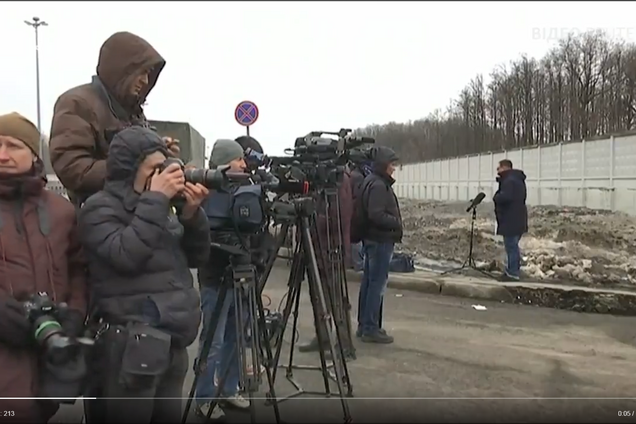 Десятки российских дипломатов покинули США: опубликовано видео