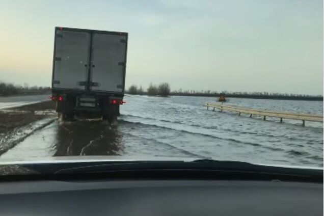 'На море приехали': на Полтавщине затопило дорогу Киев-Харьков
