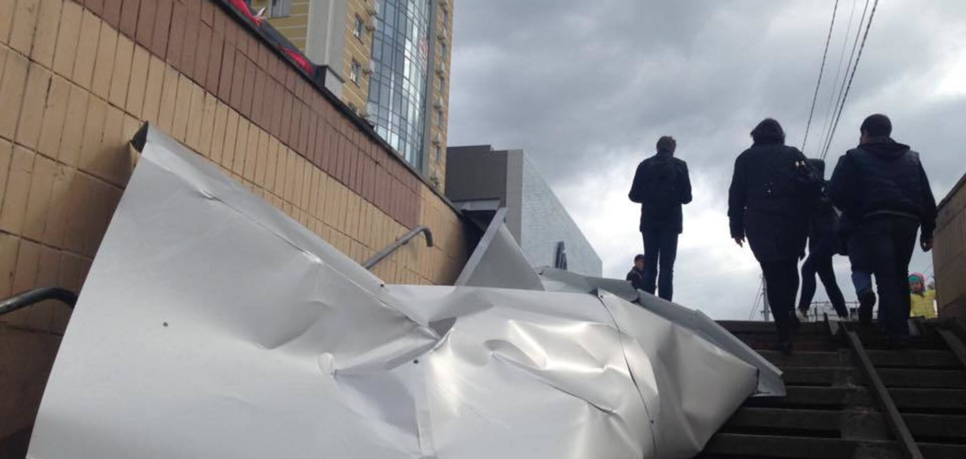 В Киеве крыша ТЦ упала на женщину: что делать в таких ситуациях